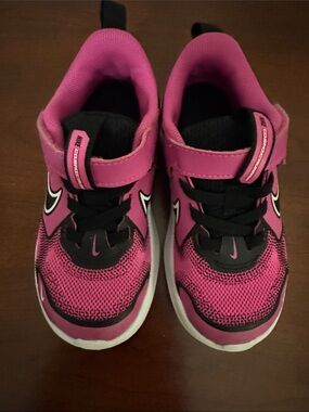 Like New Nike Cosmic Runners 9C 🩷